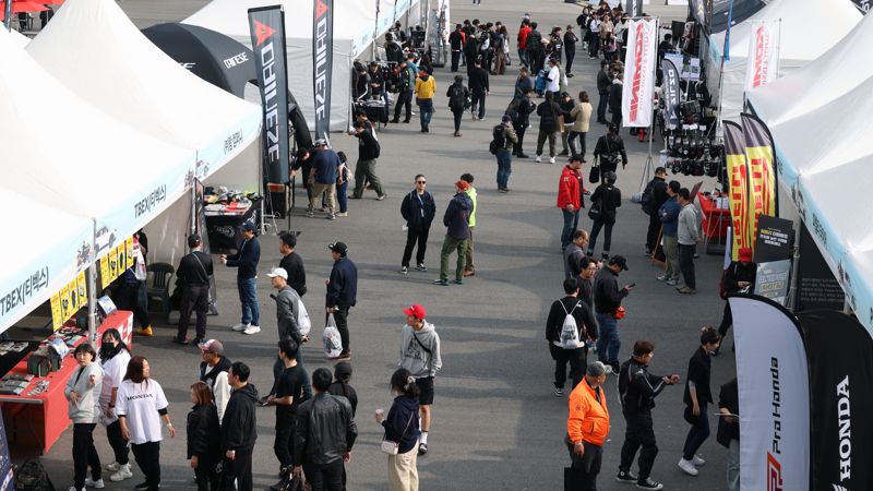 ‘2025 혼다데이 라이드 앤 드라이브'가 혼다코리아 주최로 지난 25일 경기 용인 에버랜드 스피드웨이에서 열렸다. 혼다 자동차와 모터사이클 고객들이 부스를 돌아보며 이벤트에 참가하고 있다. 사진=서동일 기자