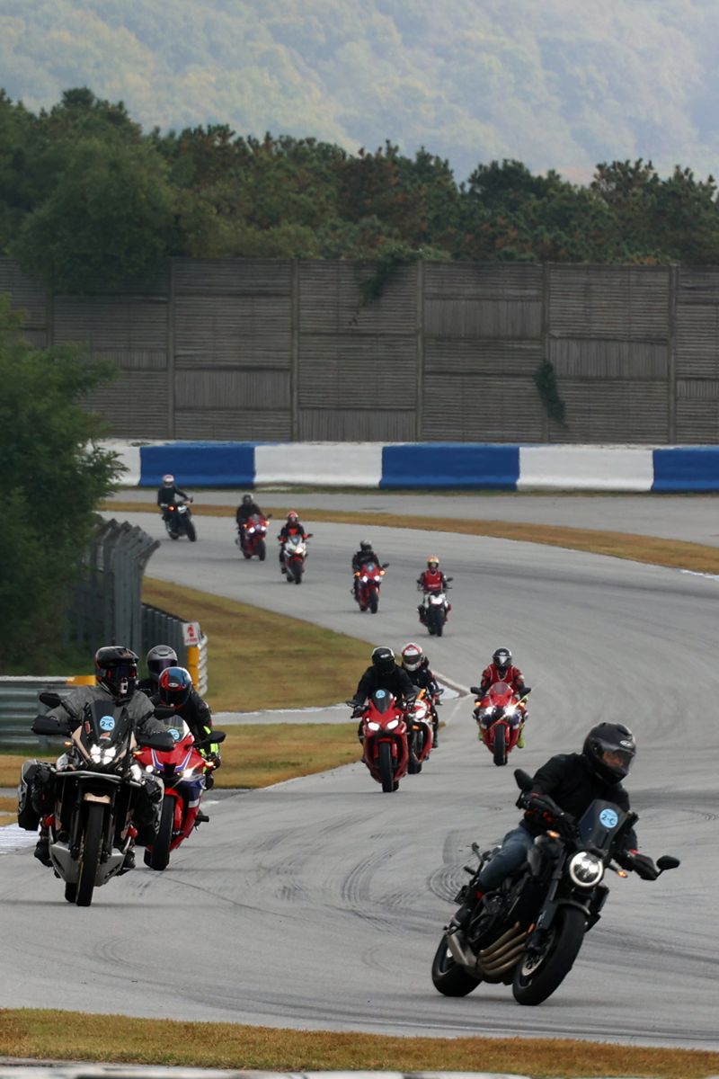 ‘2025 혼다데이 라이드 앤 드라이브'가 혼다코리아 주최로 지난 25일 경기 용인 에버랜드 스피드웨이에서 열렸다. 행사 참가자들이 본인 소유의 혼다 모터사이클로 서킷을 달려보는 트랙 체험 주행을 하고 있다. 사진=서동일 기자