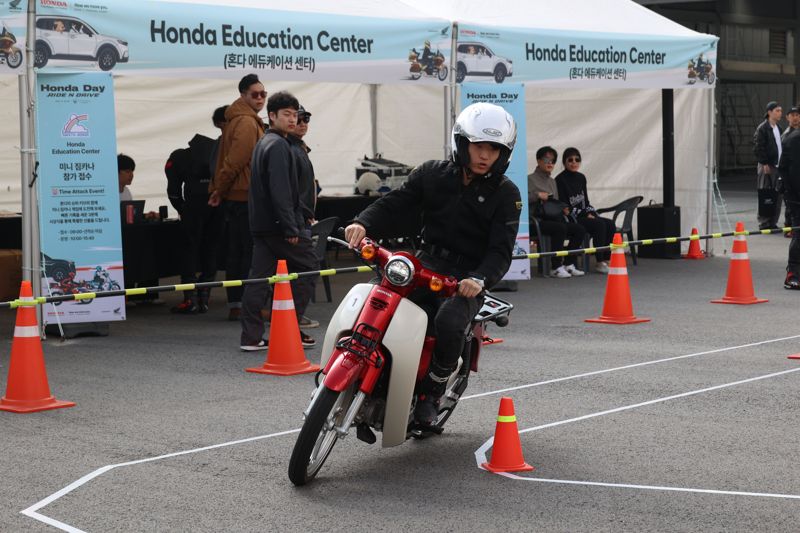 ‘2025 혼다데이 라이드 앤 드라이브'가 혼다코리아 주최로 지난 25일 경기 용인 에버랜드 스피드웨이에서 열렸다. 행사 참가자들이 혼다 에듀케이션 센터의 안전운전 체험존에서 미니 짐카나 이벤트를 하고 있다. 사진=서동일 기자