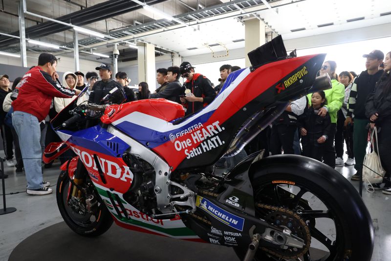 ‘2025 혼다데이 라이드 앤 드라이브'가 혼다코리아 주최로 지난 25일 경기 용인 에버랜드 스피드웨이에서 열렸다. 혼다 자동차와 모터사이클 고객들이 부스를 돌아보며 이벤트에 참가하고 있다. 사진=서동일 기자