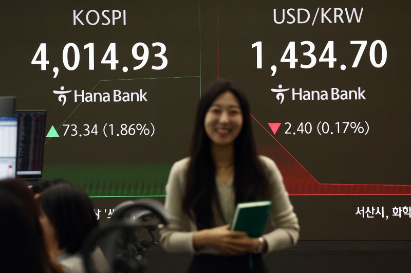 코스피 지수가 장중 4000포인트를 돌파한 27일 오전 서울 중구 하나은행 본점 딜링룸에서 딜러들이 업무를 보고 있다. 2025.10.27/뉴스1 ⓒ News1 김민지 기자