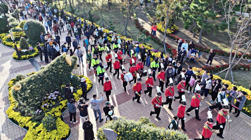 [창원=뉴시스] 강경국 기자 = 제24회 마산가고파국화축제 국화드림 퍼레이드. (사진=창원시청 제공). 2025.10.27. photo@newsis.com *재판매 및 DB 금지