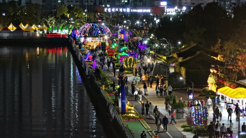 [창원=뉴시스] 강경국 기자 = 제24회 마산가고파국화축제 야간 전경. (사진=창원시청 제공). 2025.10.27. photo@newsis.com *재판매 및 DB 금지