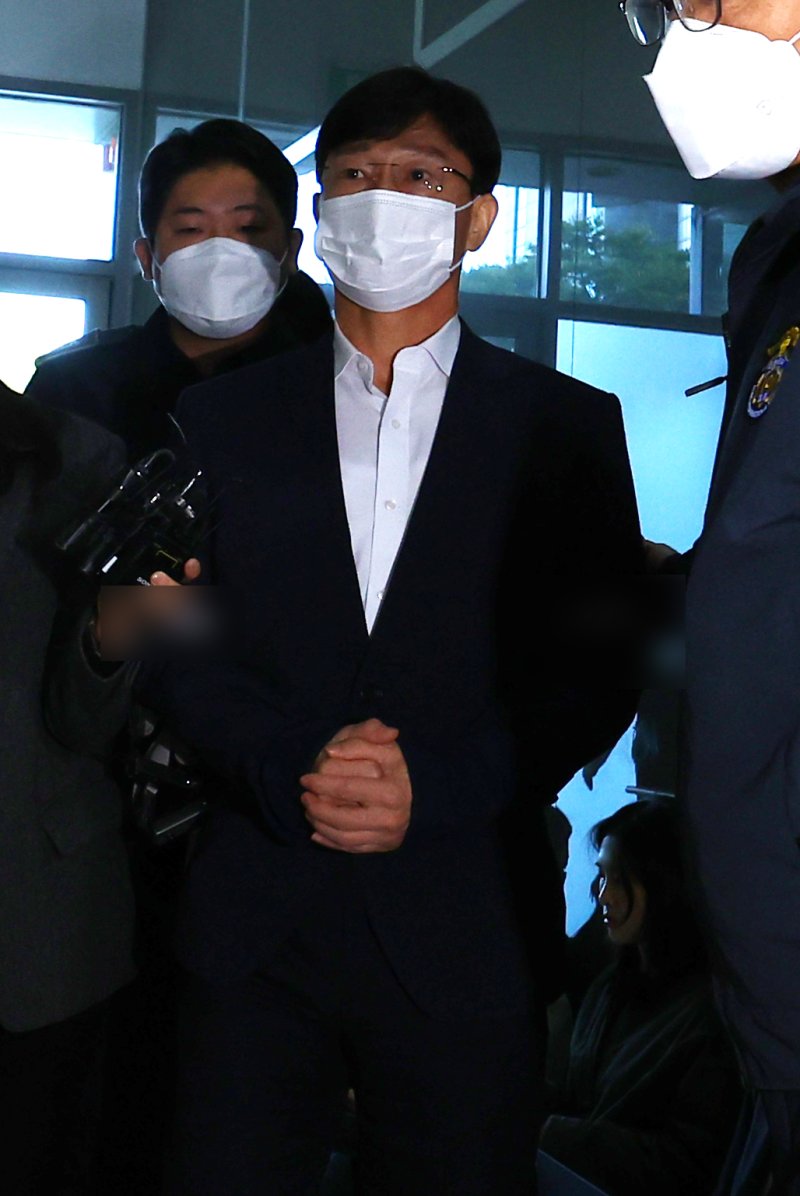 [서울=뉴시스] 박주성 기자 = 임성근 전 해병대 1사단장이 27일 서울 서초구 이명현 순직해병 특별검사팀에 피의자 신분으로 출석하고 있다. 2025.10.27. park7691@newsis.com