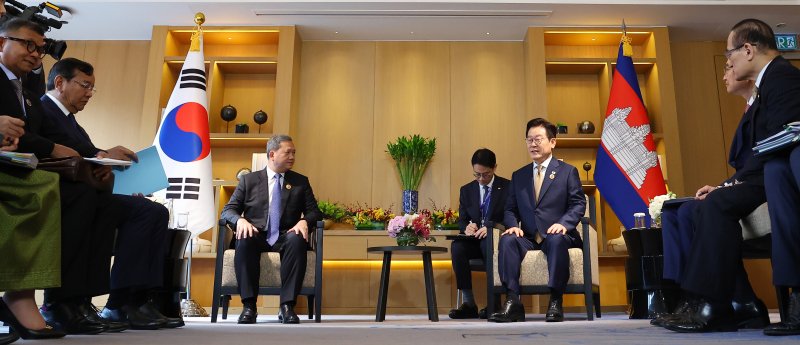 이재명 대통령과 훈 마네트 캄보디아 총리가 27일(현지 시간) 말레이시아 쿠알라룸푸르 한 호텔에서 정상회담을 하고 있다. 사진=뉴시스