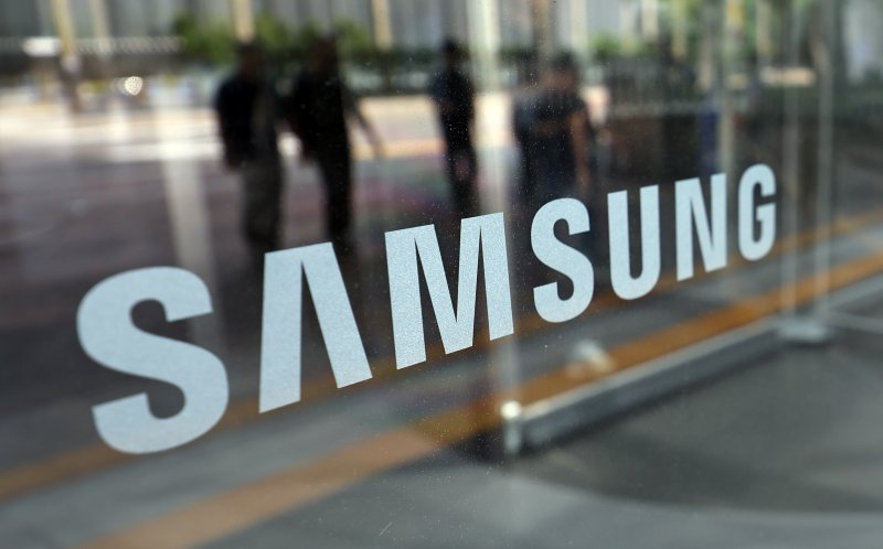 [서울=뉴시스] 최진석 기자 = 삼성전자가 올해 2분기 실적을 발표한 31일 서울 삼성전자 서초사옥에 삼성 로고가 보이고 있다. 이날 발표된 삼성전자 올해 2분기 연결 기준 매출은 74조5663억원, 영업이익 4조6761억원의 실적을 기록했다. 전년 같은 분기 대비 매출은 0.67%, 영업이익은 55.23% 하락했다. 2025.07.31. myjs@newsis.com