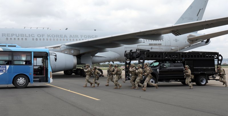[부산=뉴시스] 하경민 기자 = 2025 APEC 정상회의 대비 대테러 종합훈련이 열린 지난 22일 부산 강서구 제5공중기동비행단 주기장에서 항공특수통제사(CCT)들이 항공기 인질 테러범을 진압하고 있다. 2025.10.27. yulnetphoto@newsis.com