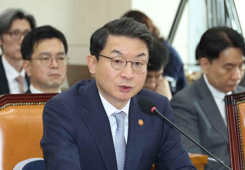 [서울=뉴시스] 고승민 기자 = 이억원 금융위원장. 2025.10.20. kkssmm99@newsis.com