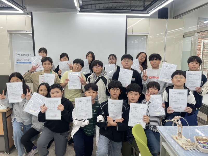 [진주=뉴시스]경남과학교육원, 중급 정규과정 수료식.(사진=경남과학교육원 제공).2025.10.27.photo@newsis.com *재판매 및 DB 금지