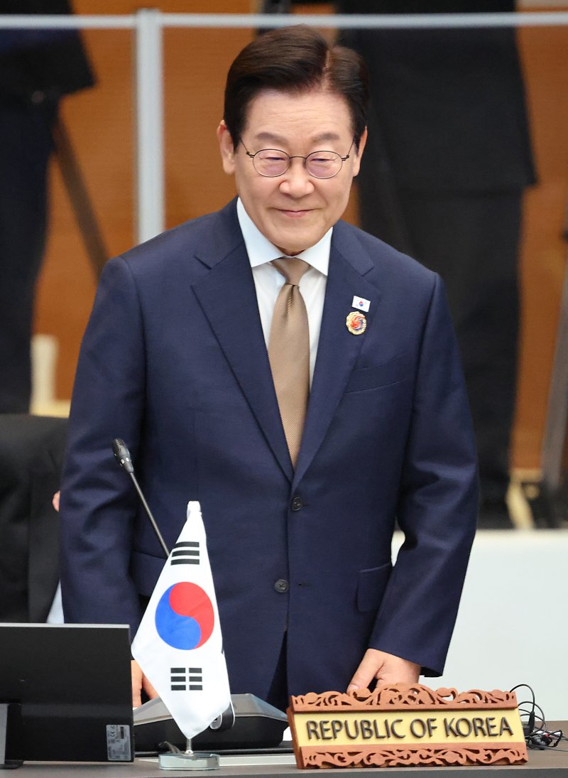 이재명 대통령이 27일(현지 시간) 말레이시아 쿠알라룸푸르 컨벤션 센터에서 열린 한-아세안(ASEAN·동남아시아국가연합) 정상회의에 입장하고 있다. 사진=뉴시스