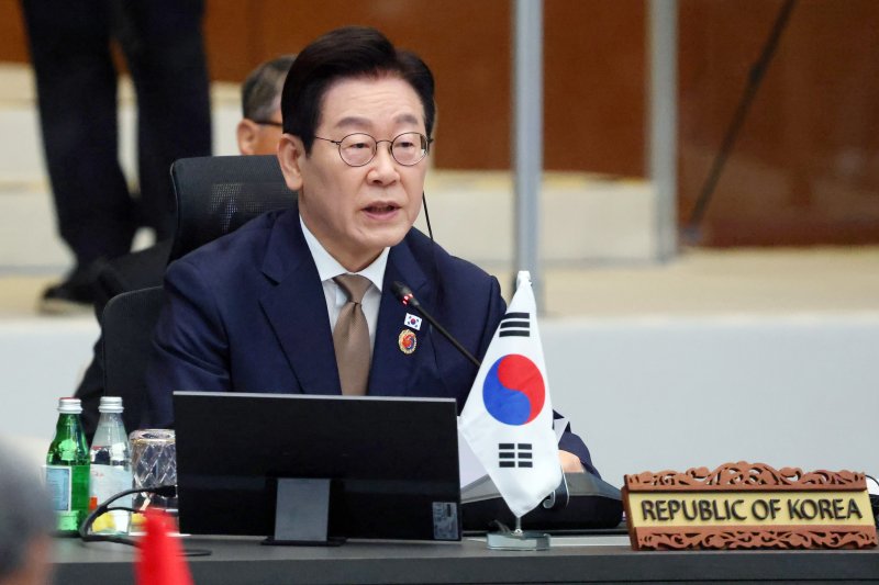 이재명 대통령이 27일(현지 시간) 말레이시아 쿠알라룸푸르 컨벤션 센터에서 열린 한-아세안(ASEAN·동남아시아국가연합) 정상회의에서 발언하고 있다. 사진=뉴시스