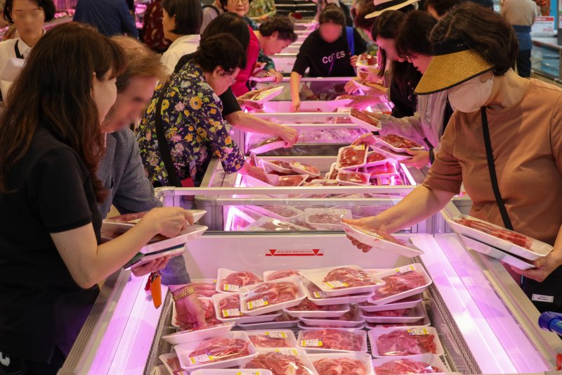 2025년 추석 맞이 '소(牛)프라이즈 대한민국 한우세일' 행사가 열린 26일 서울 서초구 농협하나로마트 양재점에서 고객들이 한우를 고르고 있다. 2025.9.26/뉴스1 ⓒ News1 안은나 기자