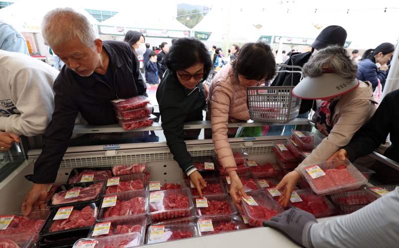 [서울=뉴시스] 김선웅 기자 = 2024년 '11월 1일, 대한민국이 한우 먹는 날' 행사 모습. 2024.11.01. mangusta@newsis.com
