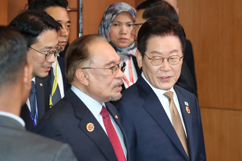 [쿠알라룸푸르=뉴시스] 고범준 기자 = 이재명 대통령이 27일(현지 시간) 말레이시아 쿠알라룸푸르 컨벤션 센터에서 열린 한-아세안(ASEAN·동남아시아국가연합) 정상회의에 입장하고 있다. 2025.10.27. bjko@newsis.com