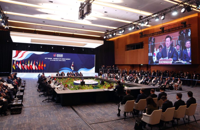 [쿠알라룸푸르=뉴시스] 고범준 기자 = 이재명 대통령이 27일(현지 시간) 말레이시아 쿠알라룸푸르 컨벤션 센터에서 열린 한-아세안(ASEAN·동남아시아국가연합) 정상회의에서 발언하고 있다. 2025.10.27. bjko@newsis.com