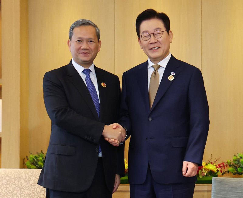 [쿠알라룸푸르=뉴시스] 고범준 기자 = 이재명 대통령과 훈 마네트 캄보디아 총리가 27일(현지 시간) 말레이시아 쿠알라룸푸르 한 호텔에서 정상회담에 앞서 기념촬영을 하고 있다. 2025.10.27. bjko@newsis.com