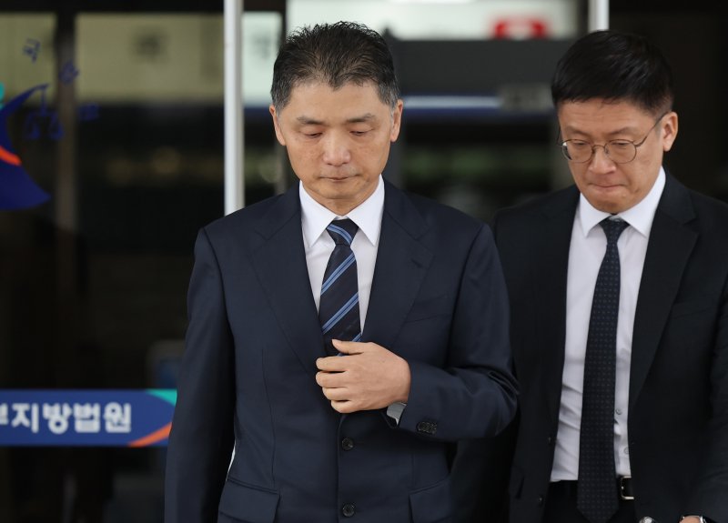 지난 21일 서울 양천구 서울남부지방법원에서 카카오 창업자 김범수 미래이니셔티브센터장이 열린 자본시장법 위반 1심 선고 공판에서 무죄를 선고받은 후 심경을 밝히고 있다. 뉴스1