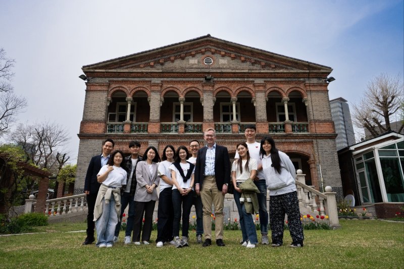 지난 4월, 주한영국대사관에서 열린 디아지오코리아-국립서울맹학교 봄 소풍 행사에 참석한 디아지오코리아 임직원과 콜린 크룩스 대사.(디아지오코리아 제공)
