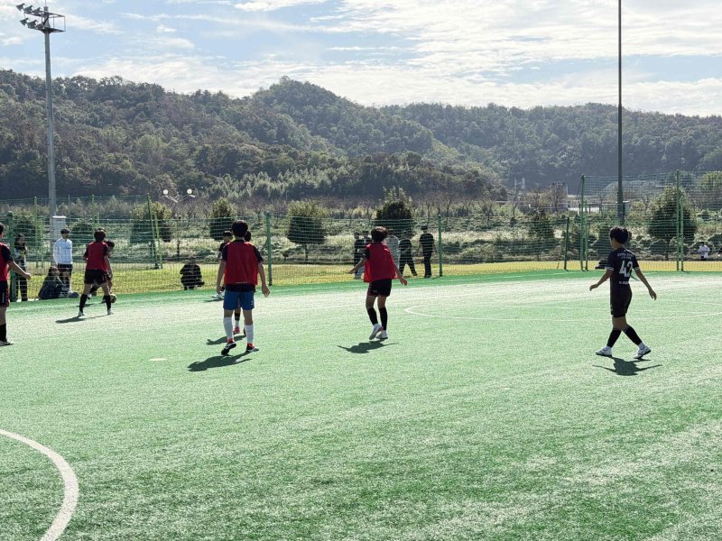 [밀양=뉴시스] 어린이체능교실 및 제31회 클럽대항 청소년 풋살대회를 하고 있다. (사진= 밀양시 제공) 2025.10.27. photo@newsis.com *재판매 및 DB 금지