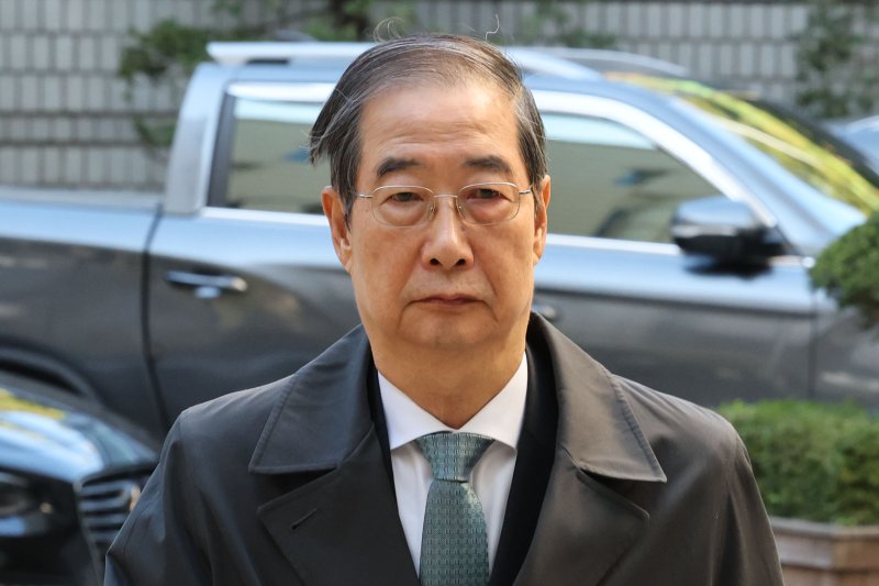 한덕수 전 국무총리가 27일 오전 서울 서초구 서울중앙지방법원에서 열린 내란 우두머리 방조 혐의 4차 공판에 출석하고 있다. 2025.10.27/뉴스1 ⓒ News1 이광호 기자