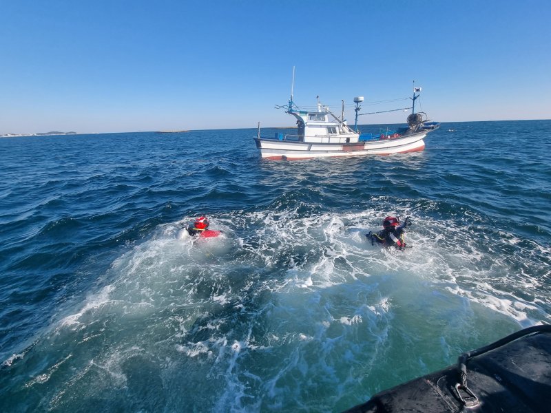 27일 오전 강원 고성 천진항 인근 해상 표류 어선 구조하는 해경.(속초해경 제공, 재판매 및 DB 금지) 2025.10.27/뉴스1