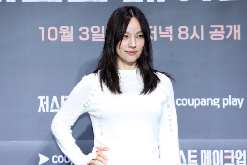 [서울=뉴시스] 김혜진 기자 = 가수 이효리가 1일 오후 서울 광진구 풀만 앰버서더 서울 이스트폴에서 열린 쿠팡플레이 새 예능 프로그램 '저스트 메이크업' 제작발표회에서 포즈를 취하고 있다. 2025.10.01. jini@newsis.com