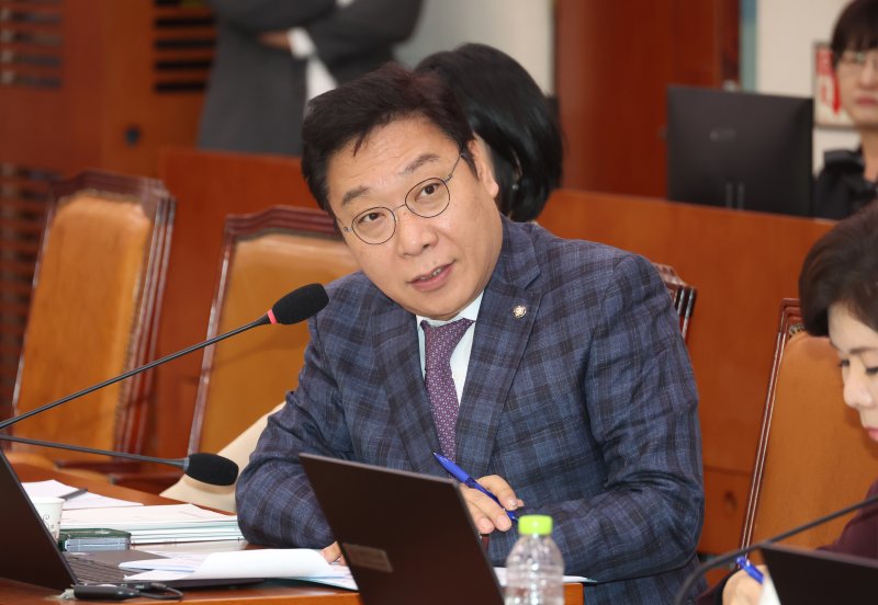 정연욱 국민의힘 의원이 27일 서울 여의도 국회에서 열린 문화체육관광위원회의 대한체육회 등 국정감사에서 질의하고 있다. 뉴시스화상