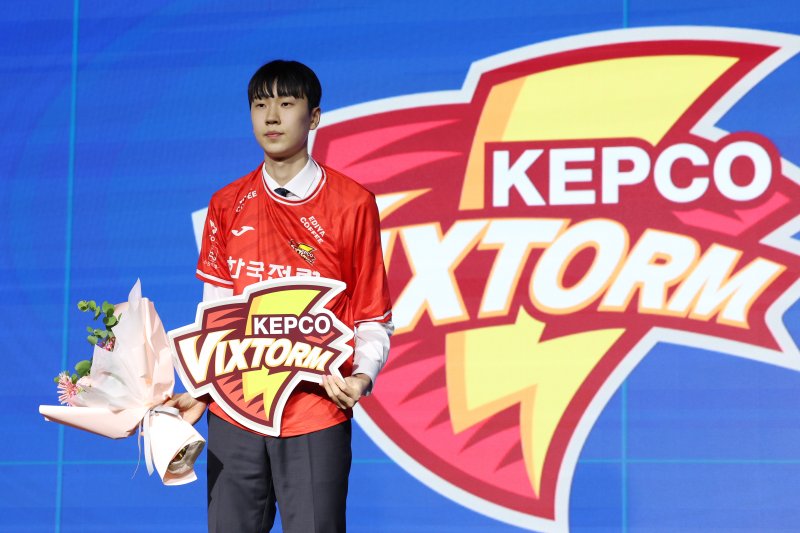 [서울=뉴시스] 조성우 기자 = 27일 서울 강서구 메이필드 호텔에서 열린 2025-2026 한국배구연맹(KOVO) 남자 신인선수 드래프트에서 1라운드 1순위 한국전력에 지명을 받은 방강호(제천산업고)가 기념촬영을 하고 있다. 2025.10.27. xconfind@newsis.com