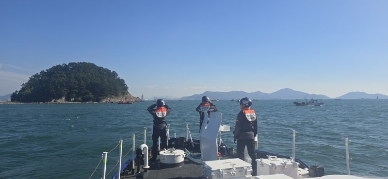 실종자 수색 중인 창원해경 대원들 (출처=연합뉴스)