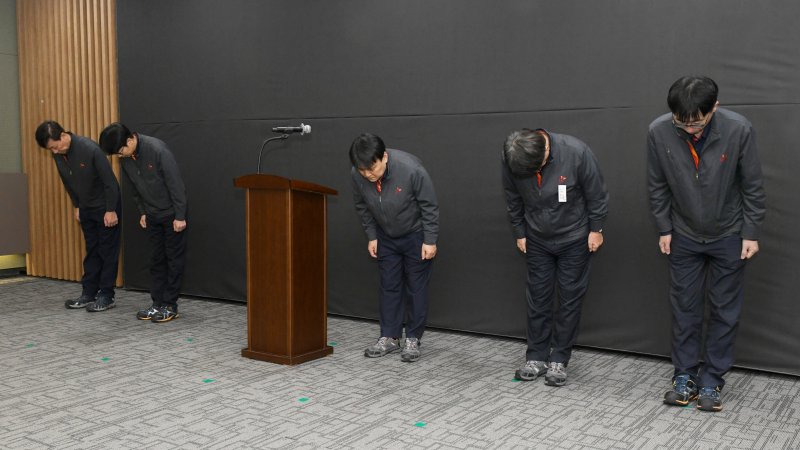 김종화 SK에너지 대표이사(가운데)를 비롯한 임원진들이 27일 울산시 남구 SK에너지 울산CLX 본관에서 수소배관 폭발 사고와 관련해 고개를 숙여 사과하고 있다. (SK에너지 제공. 재판매 및 DB 금지) ⓒ News1 조민주 기자