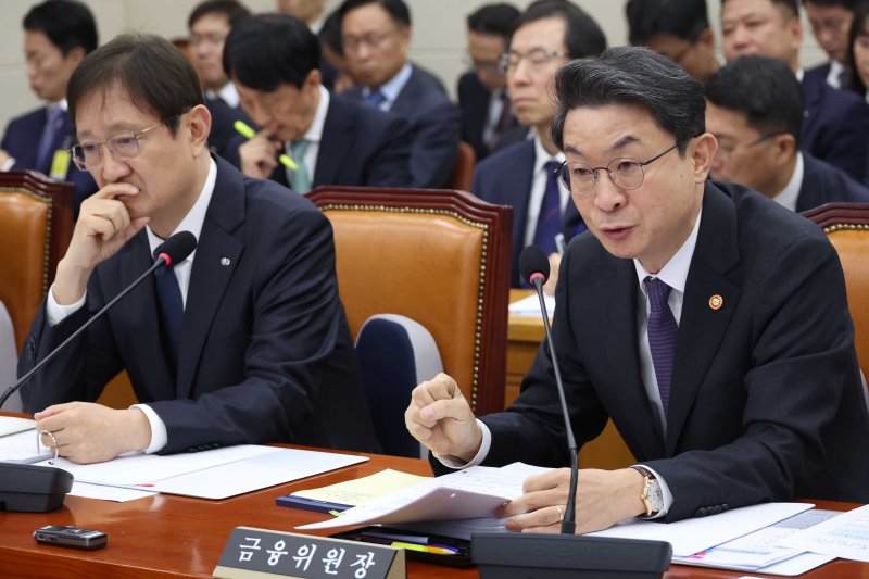 이억원 금융위원회 위원장이 27일 오전 서울 여의도 국회 정무위원회에서 열린 국정감사에서 의원 질의에 답변하고 있다. 왼쪽은 이찬진 금융감독원장. 뉴시스