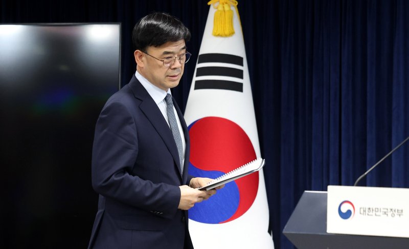 [서울=뉴시스] 추상철 기자 = 이상경 전 국토교통부 제1차관이 21일 오후 서울 종로구 정부서울청사에서 외국인 토지거래허가구역 지정 관련 브리핑을 위해 단상으로 향하고 있다. 2025.08.21. scchoo@newsis.com