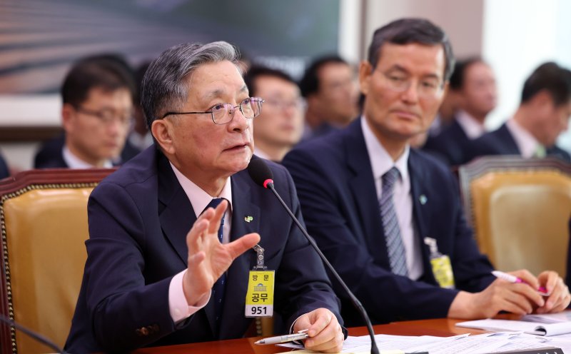 [서울=뉴시스] 김선웅 기자 = 이한준 LH 사장이 14일 서울 여의도 국회에서 열린 국토교통위원회의 한국토지주택공사(LH) 등에 대한 국정감사에서 의원 질의에 답변하고 있다. 2025.10.14. mangusta@newsis.com