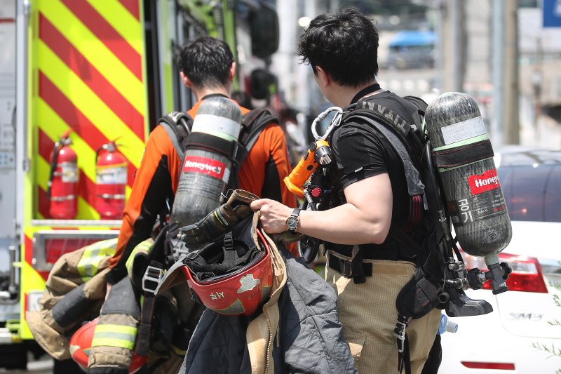 4일 오후 대구 서구 이현동 물류창고 화재 현장에서 진화를 마친 소방관들이 땀에 흠뻑 젖은 채 장비를 챙겨 돌아가고 있다. 2025.7.4/뉴스1 ⓒ News1 공정식 기자