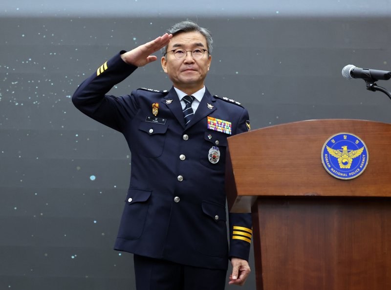 [서울=뉴시스] 최진석 기자 = 박성주 신임 경찰청 국가수사본부장이 30일 서울 서대문구 경찰청에서 열린 국가수사본부장 취임식에서 취임사를 마친 뒤 거수경례하고 있다. 2025.06.30. myjs@newsis.com
