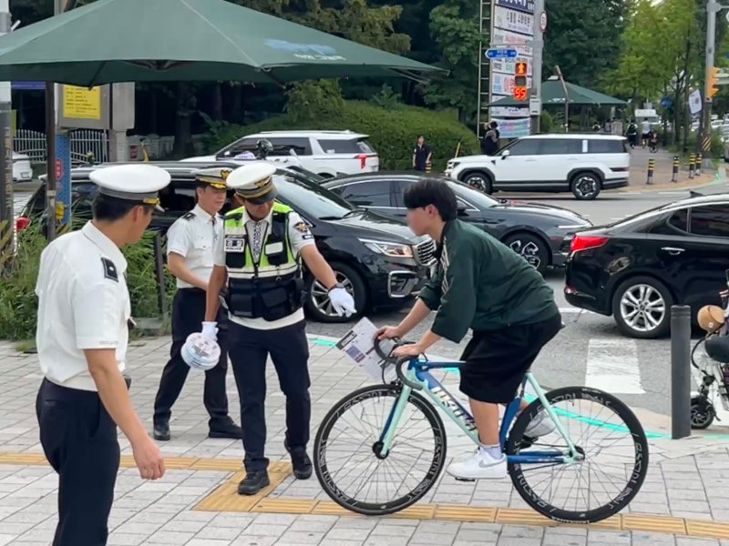 [안양=뉴시스] 경기 안양동안경찰서가 최근 관내 평촌 학원가에서 초중고 학생을 대상으로 제동장치 없는 ‘픽시 자전거’ 계도·홍보를 하고 주의를 당부했다.(사진=동안경찰서 제공).