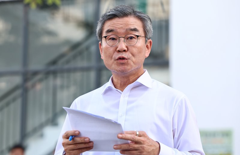 박성주 경찰청 국가수사본부장이 16일(현지시간) 캄보디아 온라인스캠범죄단지로 알려진 태자단지를 방문해 현장점검 후 브리핑하고 있다. 2025.10.16/뉴스1 ⓒ News1 김도우 기자