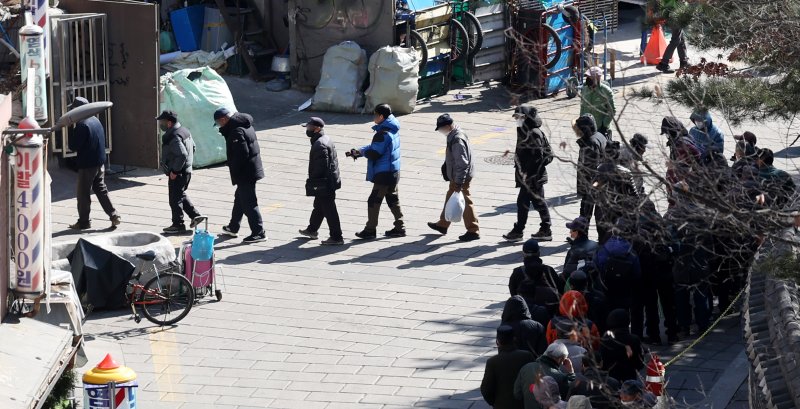 [서울=뉴시스] 추상철 기자 = 서울 종로구 탑골공원 인근 무료급식소 앞에서 노인들이 길게 줄 서 있다. 2025.02.20. scchoo@newsis.com