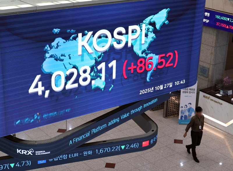 코스피가 사상 최초로 장중 4000선을 돌파한 27일 오전 서울 여의도 한국거래소에 코스피 지수가 표시되고 있다. 2025.10.27/뉴스1 ⓒ News1 구윤성 기자