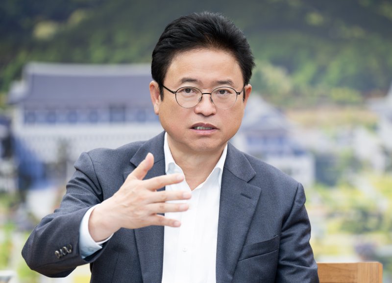 이철우 경북지사는 27일 “한반도 최초의 통일을 이룬 천년고도 경주에서 열리는 ‘2025 아시아태평양경제협력체(APEC) 정상회의’에 오신 세계 각국 정상과 관계자, 관광객 여러분을 진심으로 환영한다”고 밝혔다./뉴스1