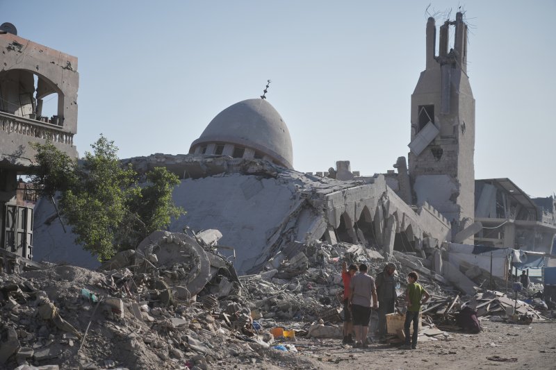 [가자시티=AP/뉴시스] 튀르키예군이 이스라엘 반대로 가자지구 국제 안정화군(ISF·International Stabilization Force)에서 빠질 것으로 보인다고 외신이 보도했다. 사진은 26일(현지 시간) 가자지구 가자시티에서 팔레스타인 주민들이 무너진 사원 잔해 앞에 모여 있는 모습. 2025.10.27.