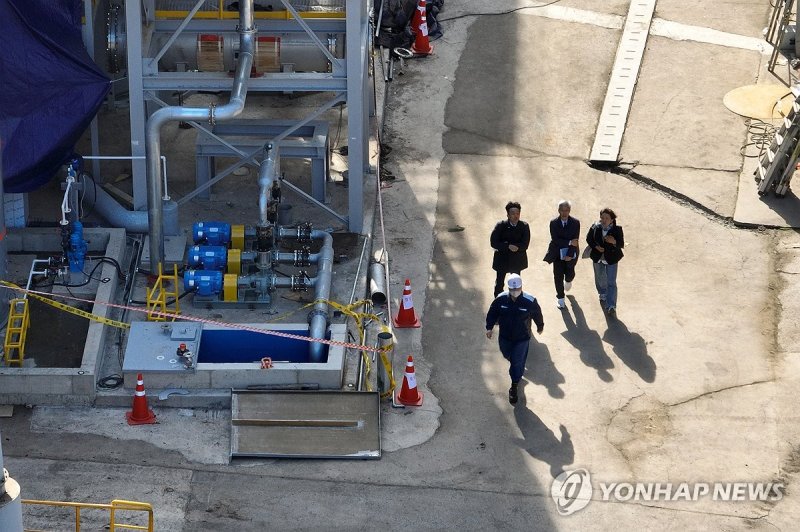 조사하러 들어가는 감식당 (출처=연합뉴스)