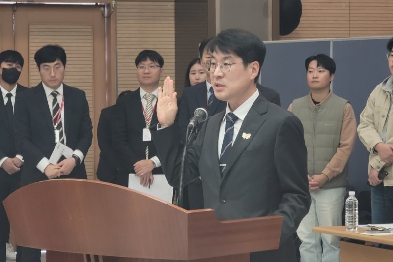 [대구=뉴시스] 이상제 기자 = 김정기 대구시장 권한대행이 27일 대구시청 산격청사에서 열린 국회 행정안전위원회의 대구시에 대한 국정감사에서 선서를 하고 있다. 2025.10.27. king@newsis.com