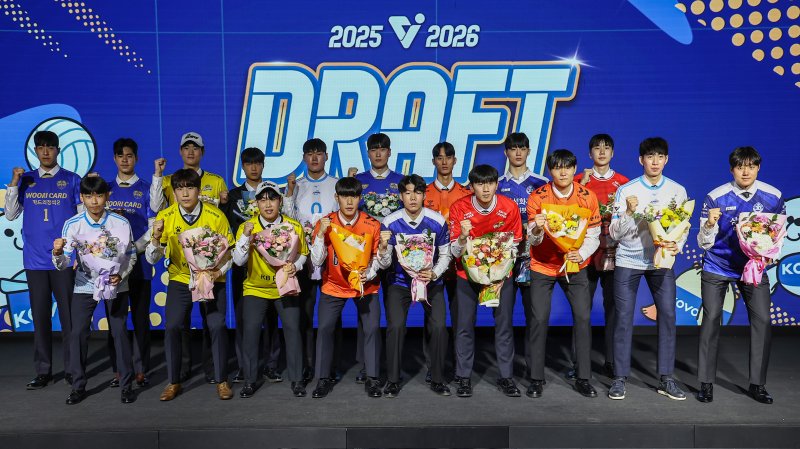 27일 서울 강서구 메이필드호텔에서 열린 2025-2026 KOVO 남자 신인선수 드래프트에서 지명된 선수들이 기념촬영을 하고 있다. 2025.10.27/뉴스1 ⓒ News1 김도우 기자