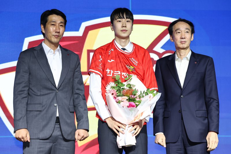 27일 서울 강서구 메이필드호텔에서 열린 2025-2026 KOVO 남자 신인선수 드래프트에서 한국전력에 1라운드 1차 지명된 방강호가 기념촬영을 하고 있다. 2025.10.27/뉴스1 ⓒ News1 김도우 기자