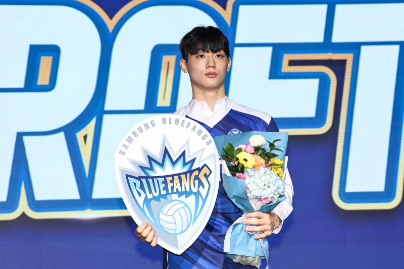 27일 서울 강서구 메이필드호텔에서 열린 2025-2026 KOVO 남자 신인선수 드래프트에서 삼성화재에 1라운드 2순위 지명된 이우진이 기념촬영을 하고 있다. 2025.10.27/뉴스1 ⓒ News1 김도우 기자