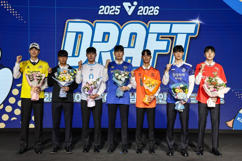 27일 서울 강서구 메이필드호텔에서 열린 2025-2026 KOVO 남자 신인선수 드래프트에서 1라운드에 지명된 선수들이 기념촬영을 하고 있다. 오른쪽부터 한국전력 방강호, 삼성화재 이우진, OK저축은행 박인우, 우리카드 손유민, 대한항공 이준호, 현대캐피탈 장아성, KB손해보험 임동균. 2025.10.27/뉴스1 ⓒ News1 김도우 기자