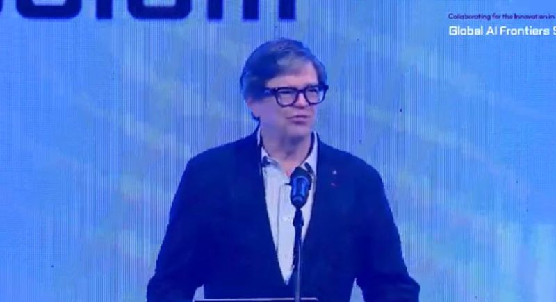 세계적 AI 석학 중 한 명인 얀 르쿤 뉴욕대 쿠란트수학연구소 교수 겸 메타 수석AI과학자가 27일 서울 용산구 서울드래곤시티에서 열린 ‘AI 프론티어 국제 심포지엄 2025’ 기조강연을 하고 있다. 유튜브 캡처