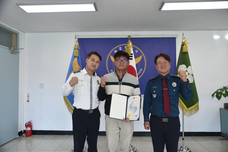 강원 속초경찰서, 범인 검거에 적극 협조한 시민 표창장 수여.(속초경찰서 제공, 재판매 및 DB금지)