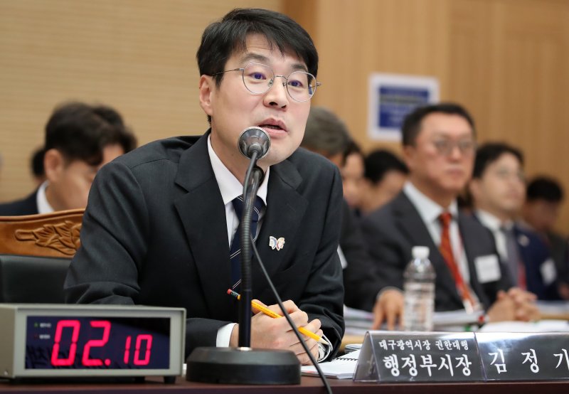 김정기 대구시장 권한대행 행정부시장이 27일 오전 대구시청 산격청사에서 열린 국회 행정안전위원회의 대구시에 대한 국정감사에서 의원 질의에 답하고 있다. 뉴스1